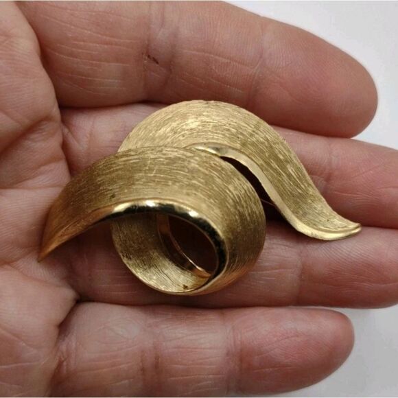 Vintage Crown Trifari Gold Tone Swirl Brooch Pin, 2" - Picture 2 of 4